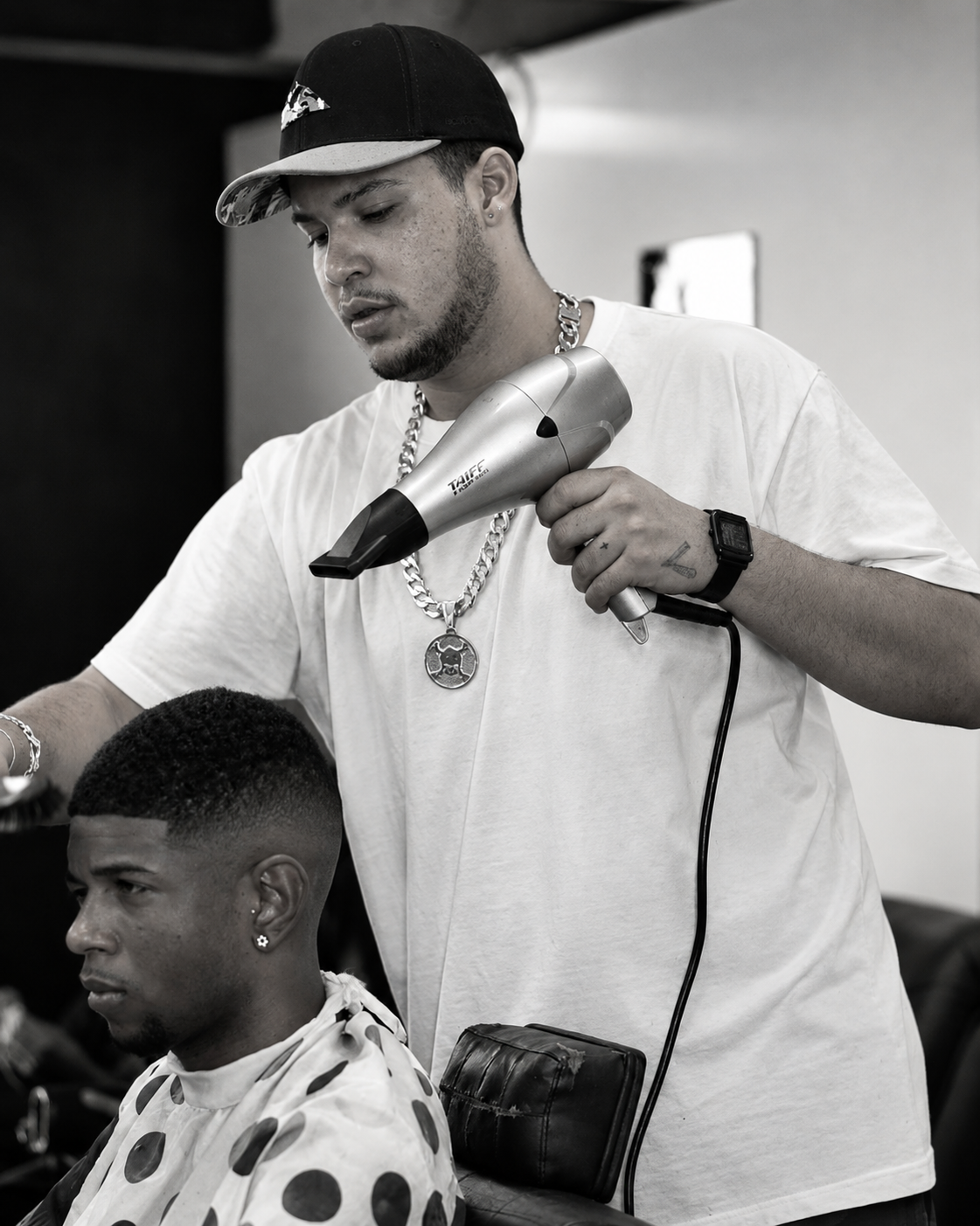 Guilherme Teixeira finalizando um corte em 21 de julho de 2021